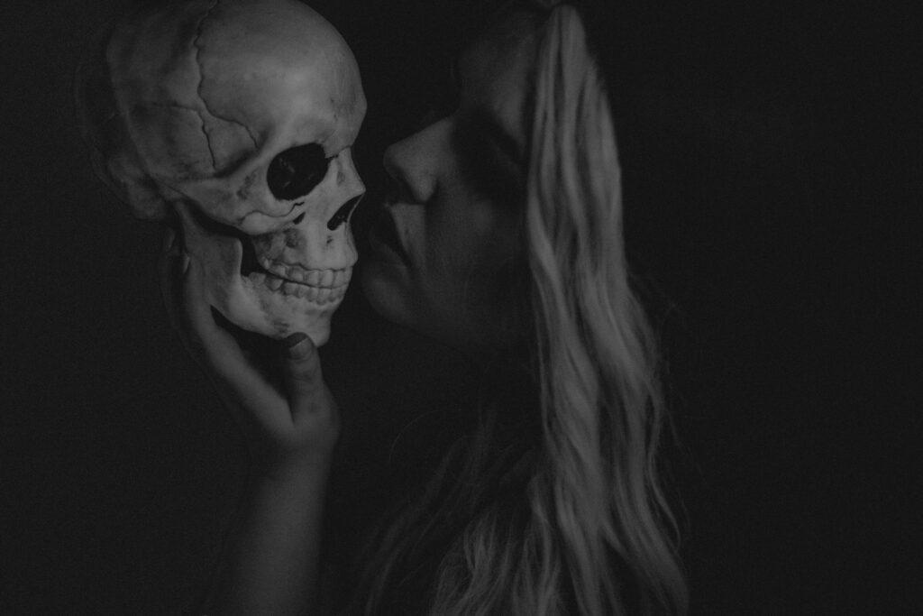 Halloween photography ideas : Using a fake skull as a spooky prop